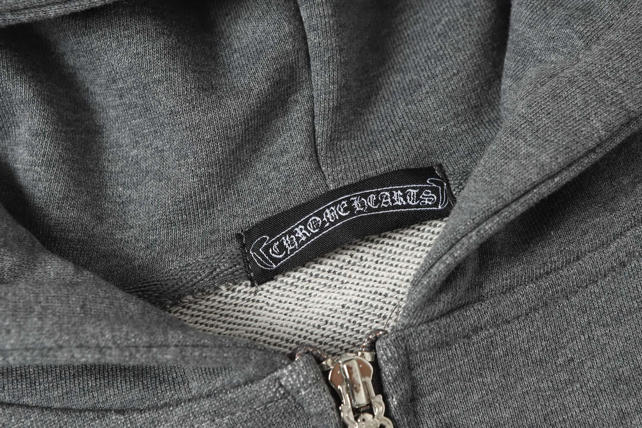 P280 Cross-border running quantity model, please do not place an order if you pursue quality - Chrome Hearts/Chrome Hearts Sanskrit embroidered high-density zipper sweatshirt cardigan jacket - High weight, high density and high quality. The wool is soft, delicate and skin-friendly. Soft and silky to the touch. Excellent warmth and skin-friendly properties. - Custom-woven and custom-dyed, no color difference. No matter the fabric or workmanship details, it beats the ordinary version on the market. - Hardware zipper accessories are all customized, full of details - Color: black gray - Size: S M L XL